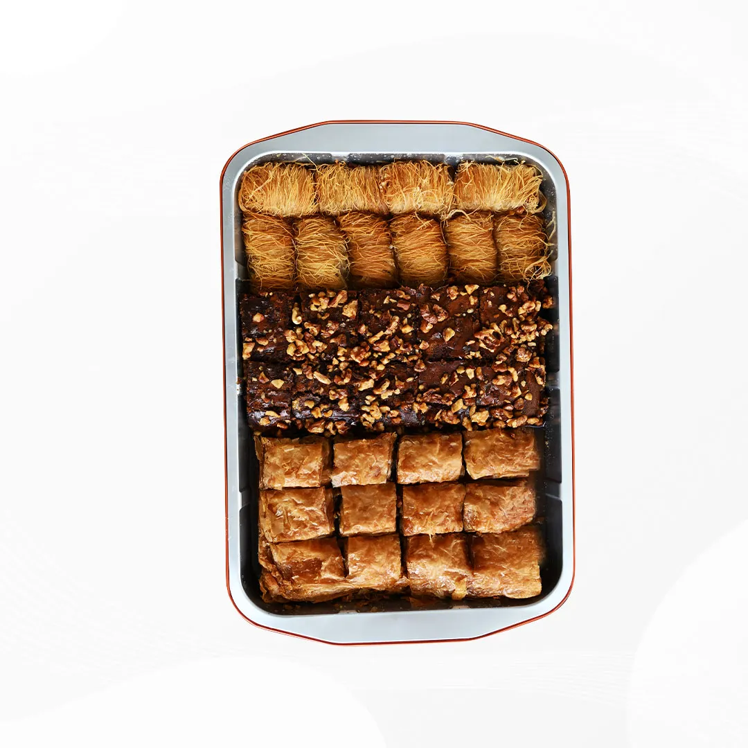 Korrier i Pastiçeri Lika që dorëzon bakllava dhe ëmbëlsira në Tiranë.